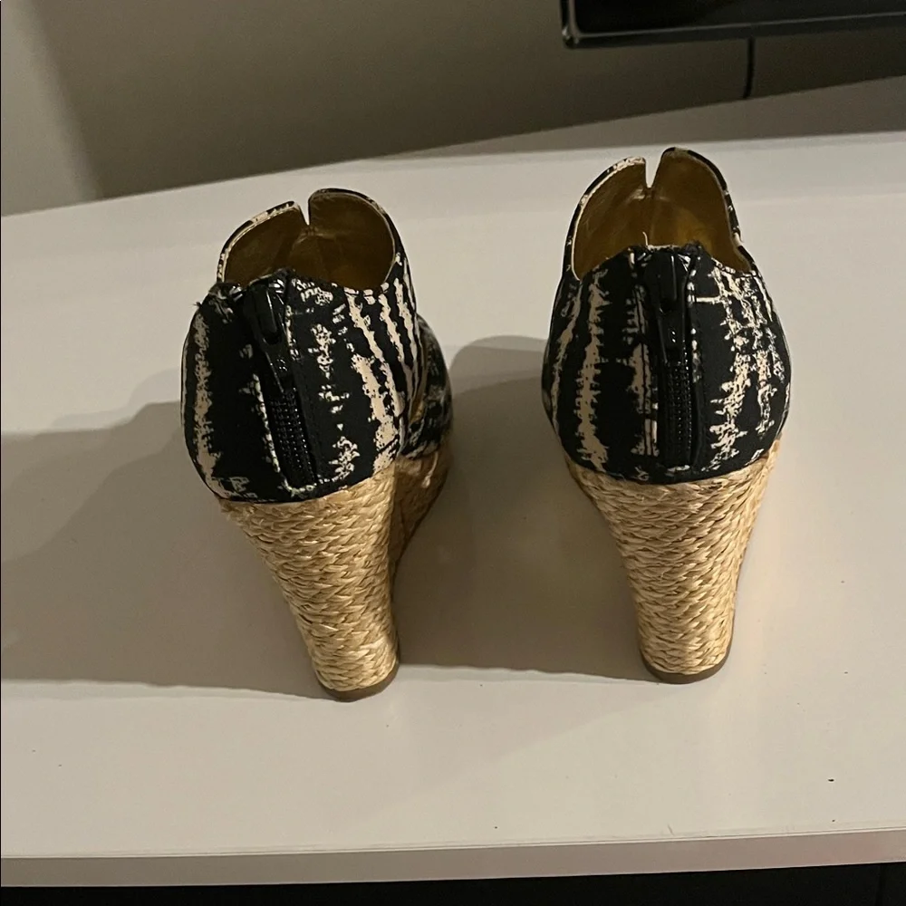 Seychelles Black and‎ Cream Wedges